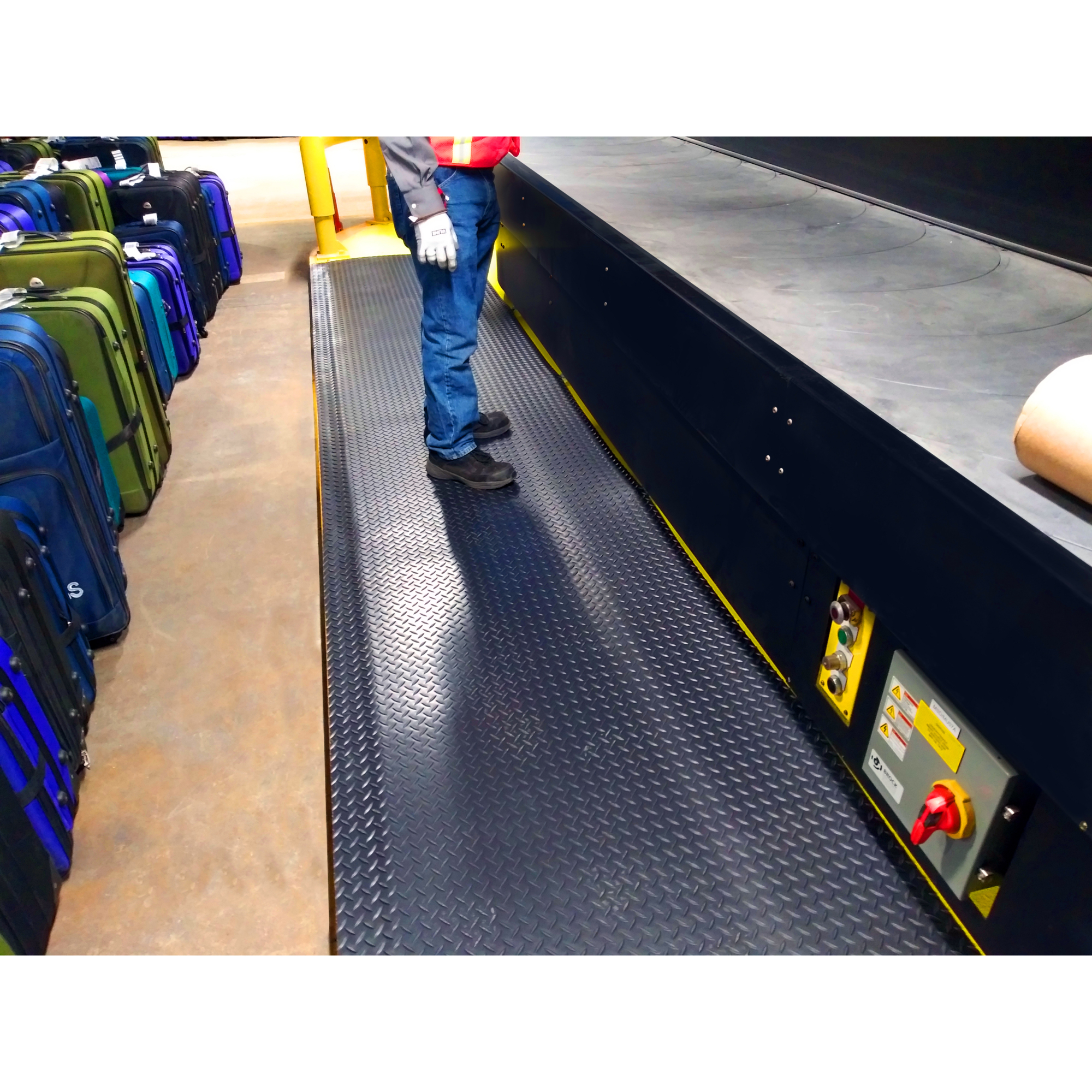 Rhino Mats American Classic Anti-Fatigue Diamond Plate Mat — 3ft. x 6ft. x 9/16in., Black/Yellow, Model# DV-3672-BY916